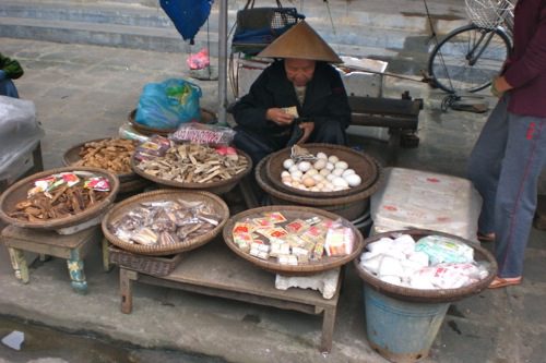 Market in the ancient town of Hoi An, Central Vietnam - © B. Miller