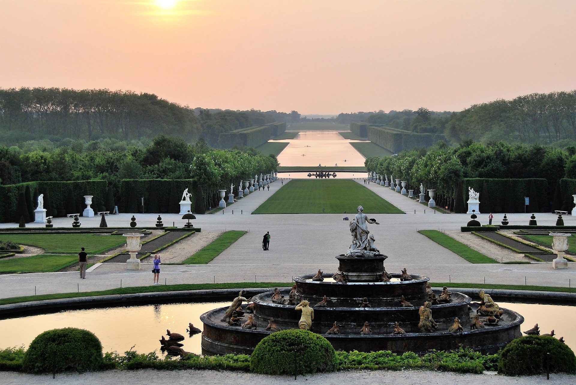 Версаль билеты. Королевский дворец и парк в Версале. Версальский дворец сады и парки. Версальский парк Франция. Версаль дворцово-парковый ансамбль во Франции.