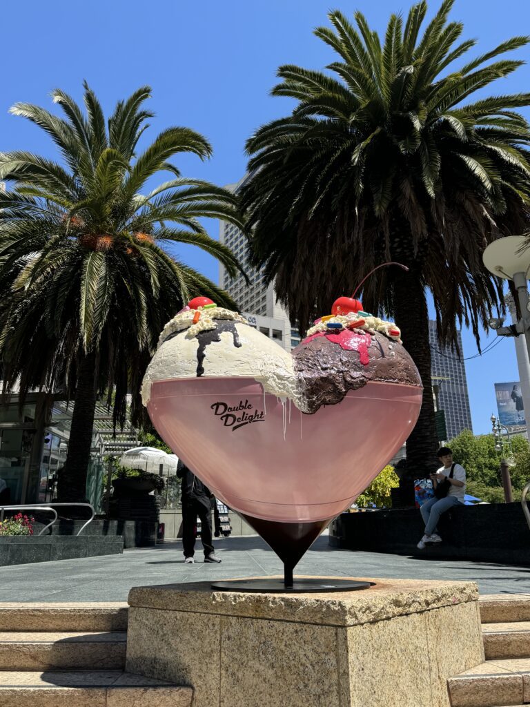 Heart Sculpture in Union Square, SF - © lovetoeatandtravel.com