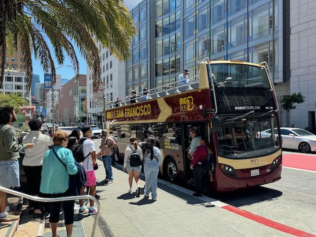 Hop On Hop Off Tour Bus, Union Square, SF - © lovetoeatandtravel.com