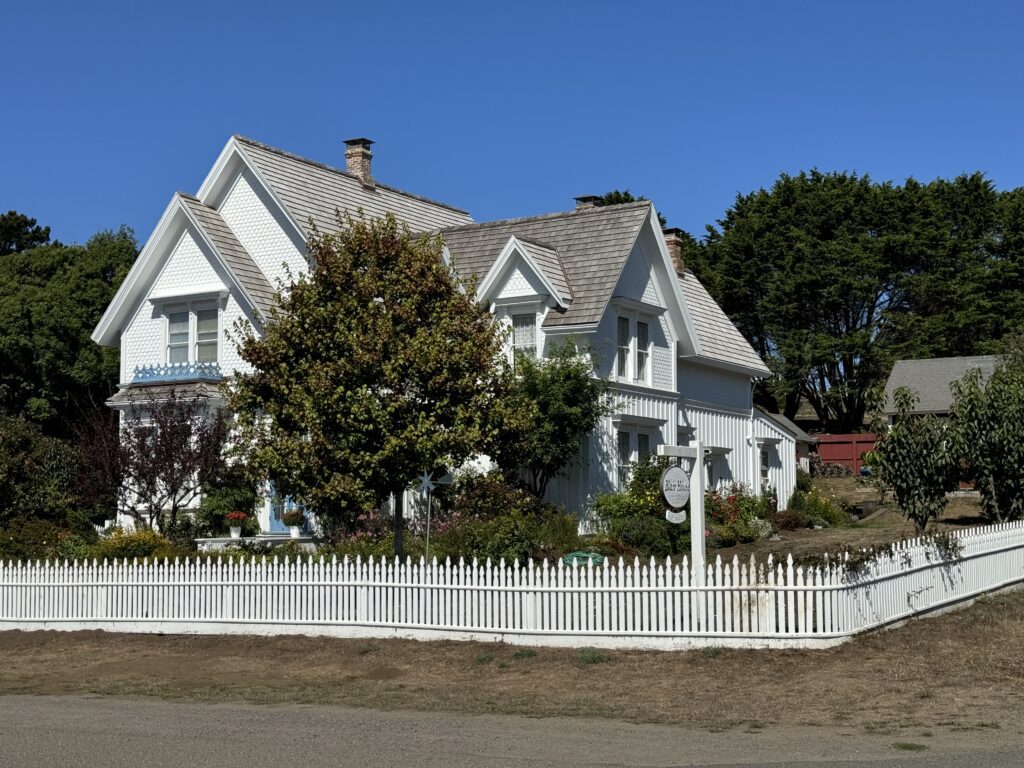 Blair House in downtown Mendocino - © lovetoeatandtravel.com